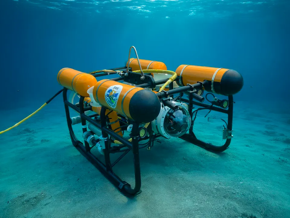 水中TVカメラロボット（ROV / 水中ドローン）